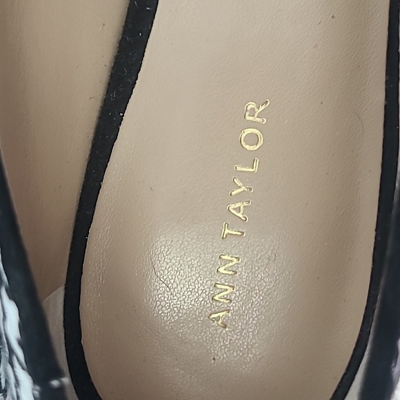 EUC Ann Taylor Black White Chevron Gold Heel Pointed Toe Flat Sz 7.5M - Picture 4 of 7